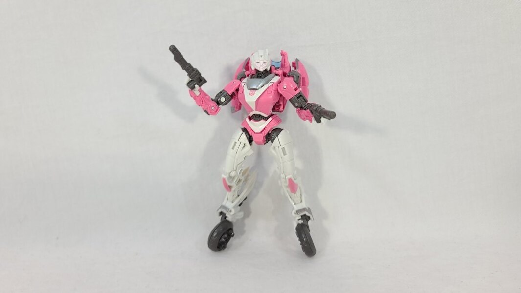 TF Collector Studio Series 85 Arcee Review  (8 of 13)